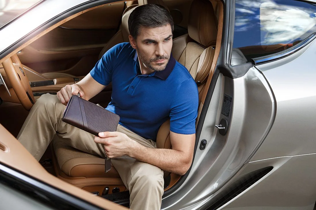 L Signature — кожаное портмоне в салоне Lexus