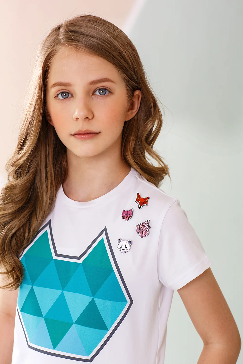 Девочка в футболке Lexus Kids