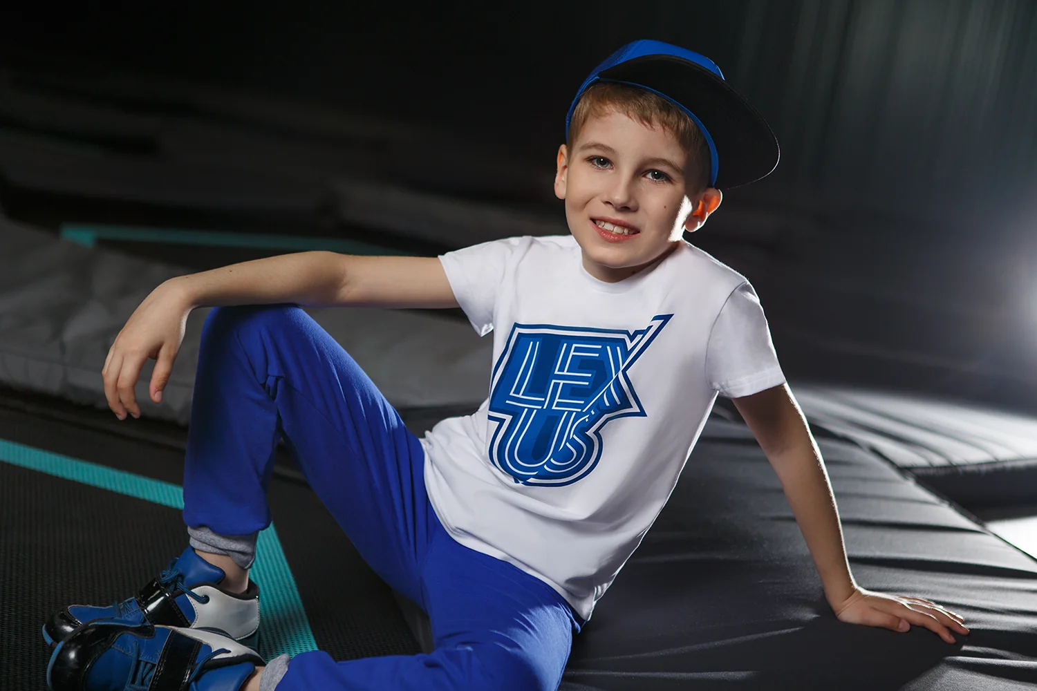 Мальчик в футболке Lexus Kids