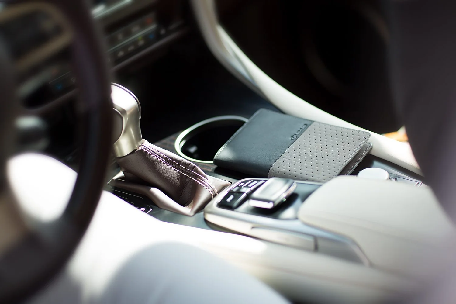YET — аксессуары в салоне Lexus