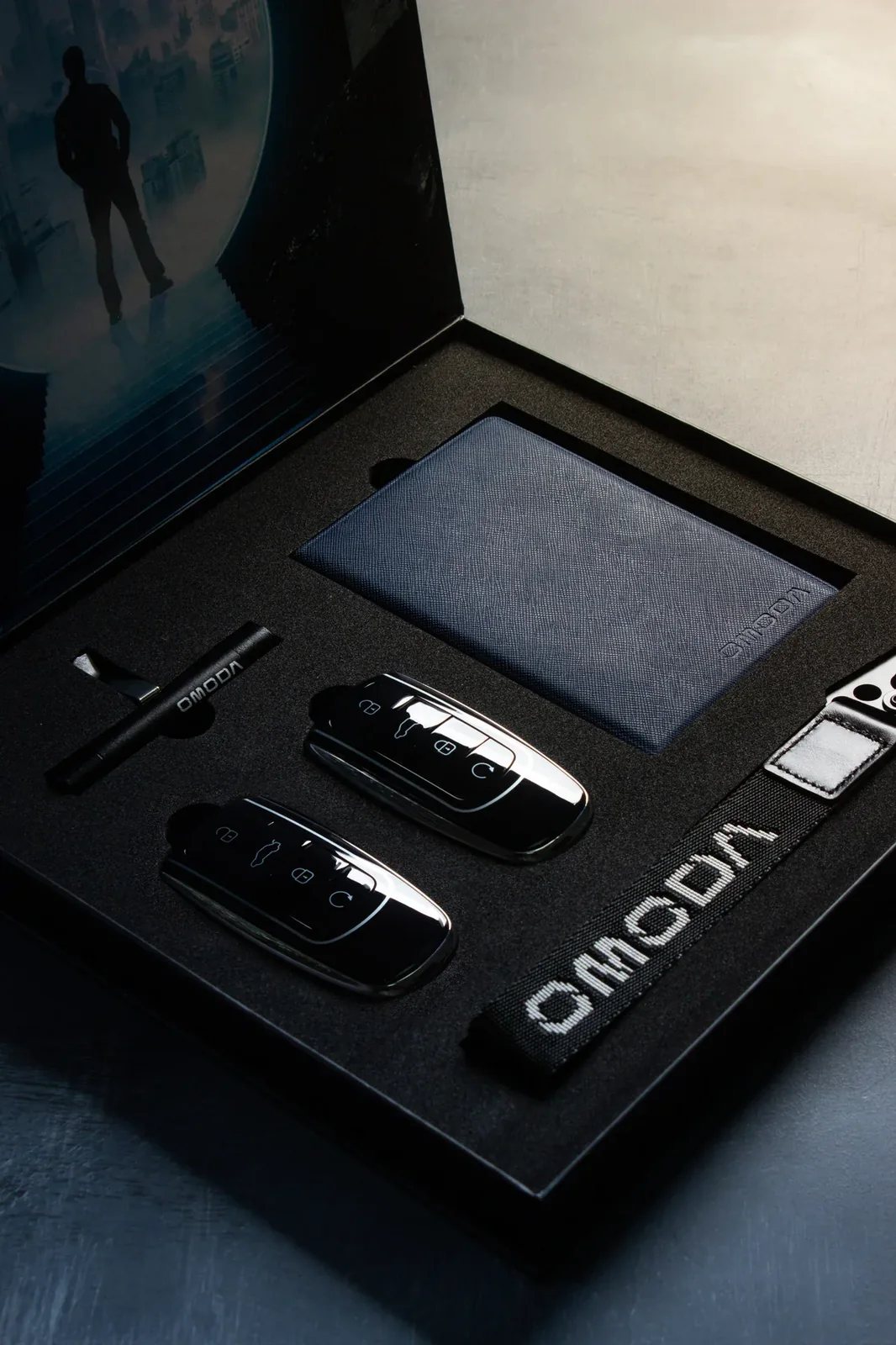 Открытая подарочная коробка OMODA с аксессуарами