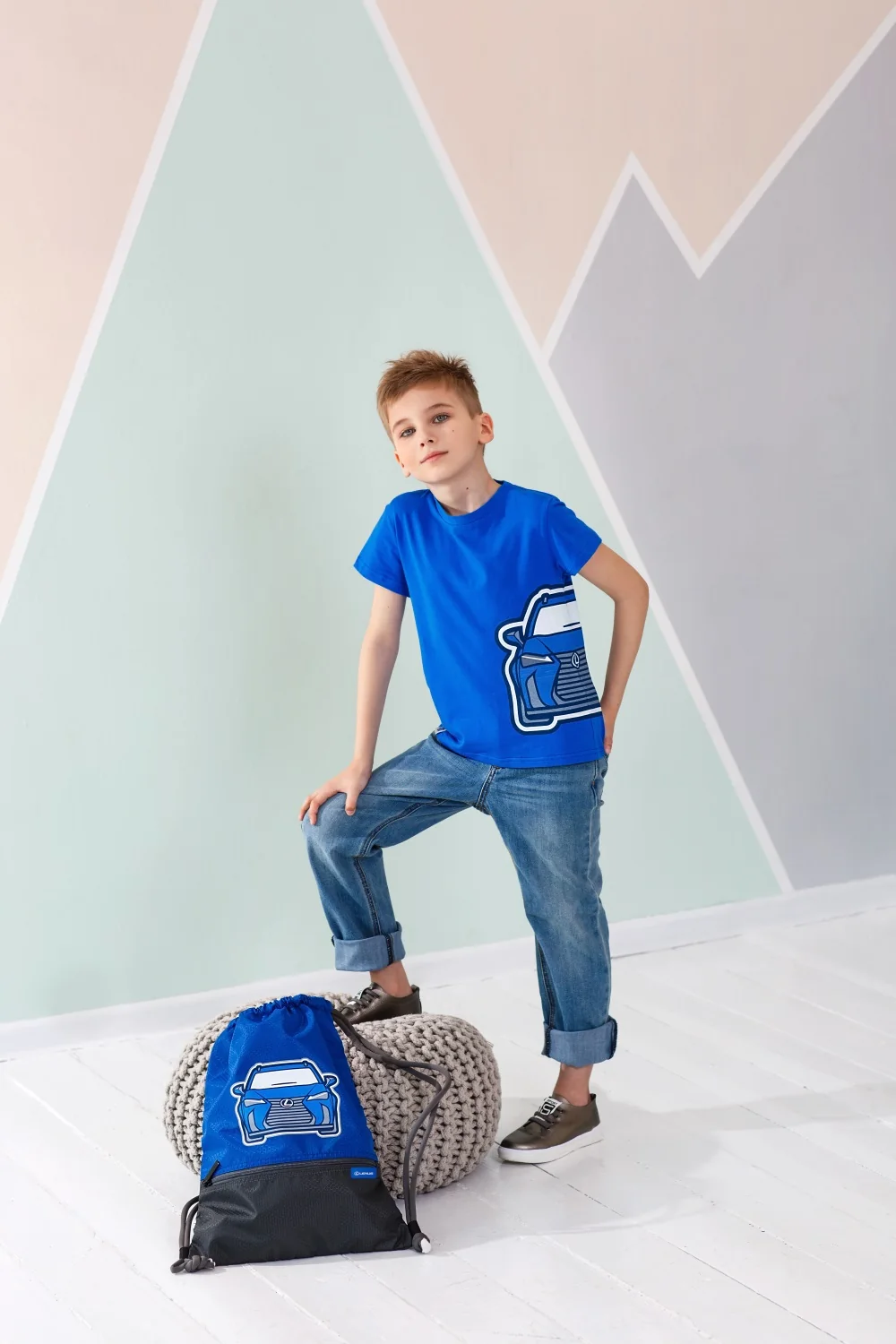 Мальчик с рюкзаком Lexus Kids